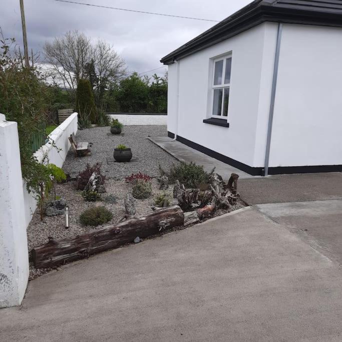Cheerful Three Bedroom Country Cottage Ballina  Exterior photo